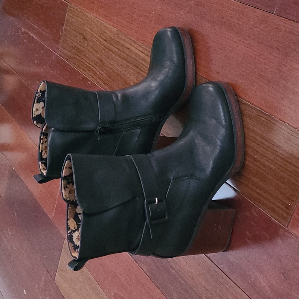 Women's Korks Boots. Black, size 9.5.